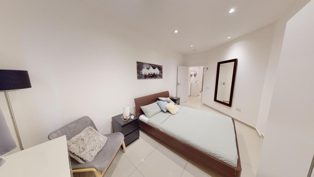 Spacious 3 Bedroom Maisonette Apartamento