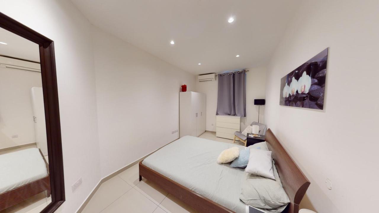 Spacious 3 Bedroom Maisonette Apartamento *